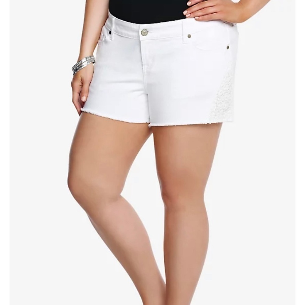 TORRID SHORT SHORTS WHITE WITH CROCHET LACE